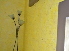 lampara y pared amarilla